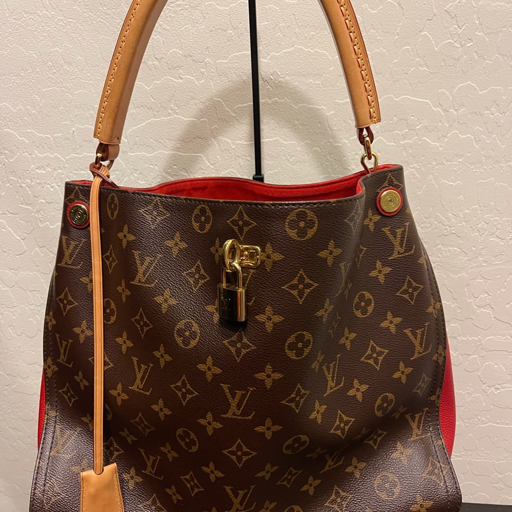 Louis Vuitton Gaia Cerise